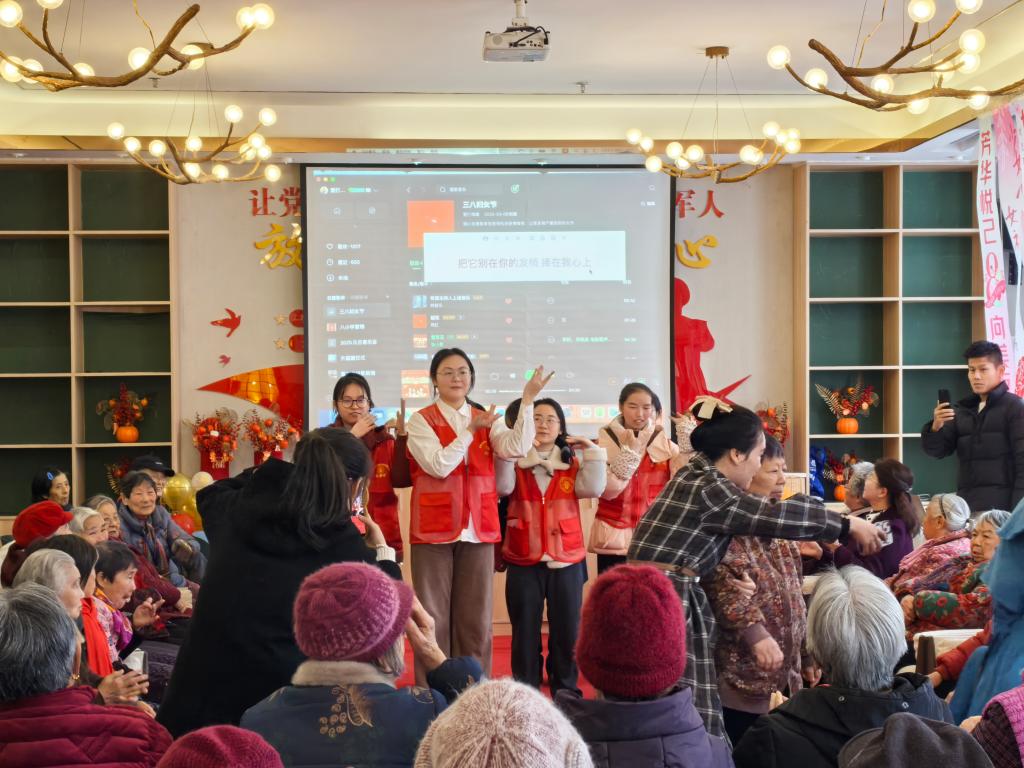 護理學院黨總支開展“我為群眾辦實事”志愿服務活動 健康科普進社區，文藝表演暖人心